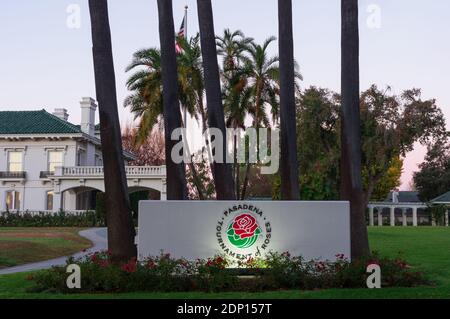 Logo Rose Parade devant le Tournament House, Wrigley Mansion. Montré à Pasadena, Californie. Banque D'Images