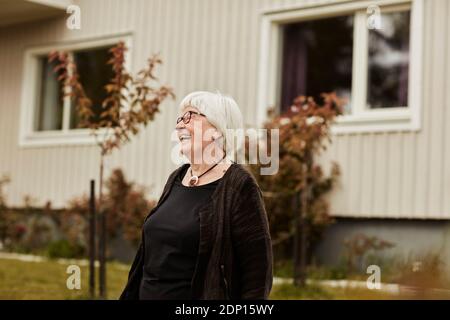 Heureuse femme âgée regardant loin Banque D'Images