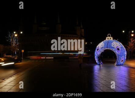 Noël décorations d'arbre grande boule dans la rue de ville de nuit, vieille ville de Cracovie, Pologne Banque D'Images