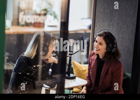 Femme diffusant à partir d'une station de radio Banque D'Images