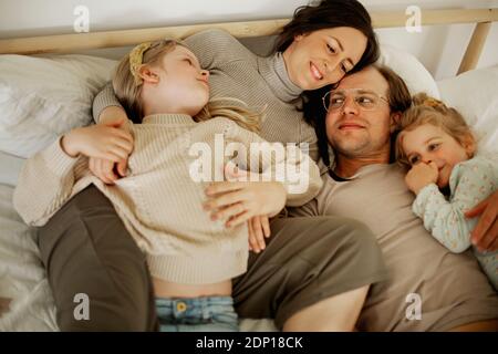 Family Lying in Bed Banque D'Images