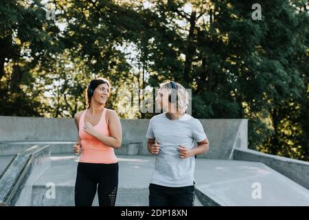 Couple jogging ensemble Banque D'Images