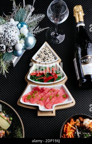 hors-d'œuvre de poisson dans une assiette en forme de sapin de noël sur la table du nouvel an Banque D'Images