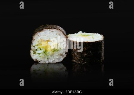 Les sushis japonais roulent sur fond noir Banque D'Images