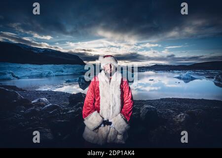 L'Islande, portrait du père Noël debout devant de glacier Banque D'Images