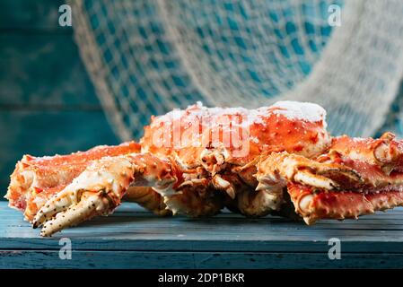 Grand crabe surgelé sur une planche Banque D'Images