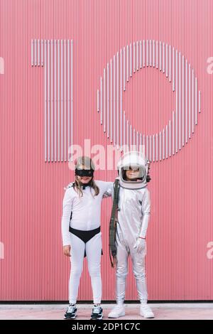 Deux enfants en astronaute et superhero costumes Banque D'Images