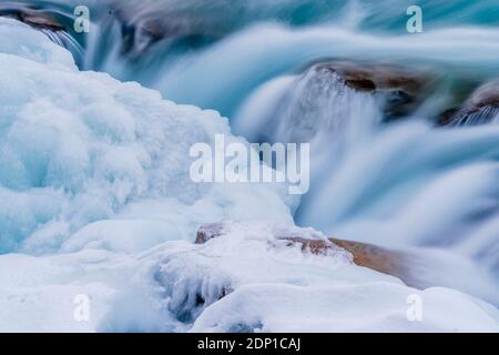 Chutes Athabasca à moitié gelées à Jasper en hiver Banque D'Images
