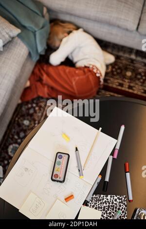 Fille pendant l'ergothérapie couché sur le sol Banque D'Images
