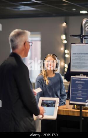 Smiling people in reception Banque D'Images