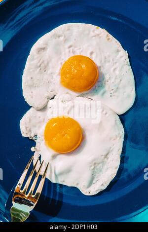 Assiette avec deux œufs frits Banque D'Images