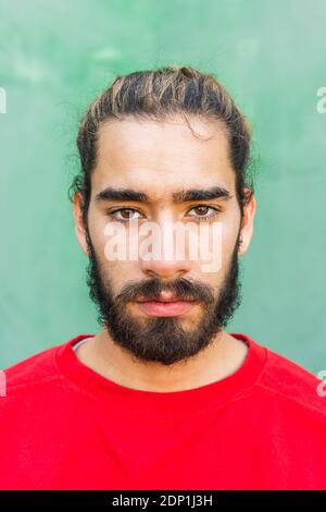 Portrait d'un jeune homme barbu portant un sweat-shirt rouge Banque D'Images