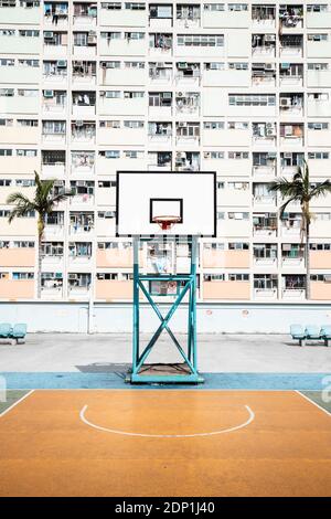 Hong Kong, Choi Hung, basket-ball terrain en face d'un bloc d'appartement Banque D'Images