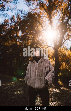 Femme debout dans la forêt d'automne Banque D'Images