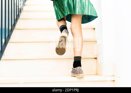 Girl jupe vert tournant à l'étage Banque D'Images