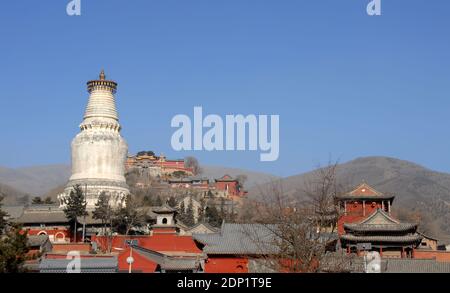 Wutaishan, province du Shanxi en Chine. Vue sur le temple de Tayuan et la Grande Pagode blanche (Dabaita) avec Pusading (Sommet de Bodhisattva) derrière. Banque D'Images