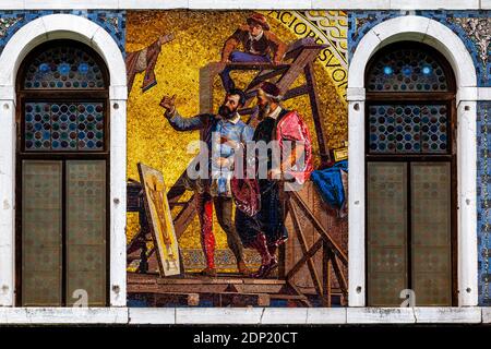 Une mosaïque colorée sur le Palazzo Barbarigo, Venise, Italie. Banque D'Images