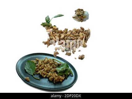 Salade de porc hachée et épicée thaïlandais mangez un couple avec du riz collant flottant sur un plat isolé sur fond blanc Banque D'Images