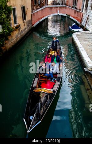 Une famille en gondole, Venise, Italie. Banque D'Images