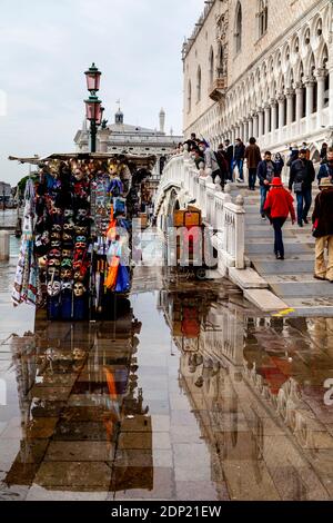 Acqua Alta (High Tide) près de la place St Marc, Venise, Italie. Banque D'Images