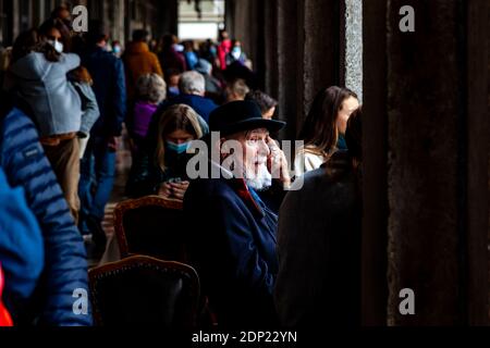 Visiteurs assis devant Caffe Florian, place Saint-Marc, Venise, Italie. Banque D'Images