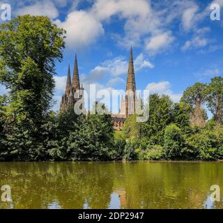 Vue sur la cathédrale de Lichfield depuis la piscine de Over Minster, Lichfield, Staffordshire, Angleterre, Royaume-Uni Banque D'Images