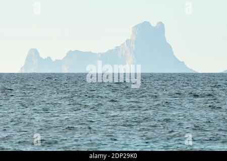 Vue panoramique de l'île es Vedrá silhouette vue de Formentera (Iles Pityusic, Iles Baléares, Mer méditerranée, Espagne) Banque D'Images