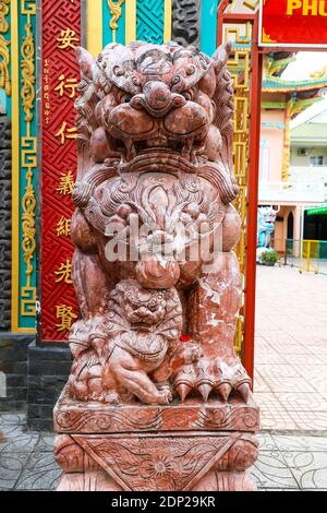 Une créature mythique à l'entrée du temple chinois bouddhiste Hoi Tuong te Nguoi Hoa, Phu Quoc, Vietnam, Indochine, Asie du Sud-est, Asie. Banque D'Images