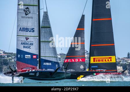 American Magic et Luna Rossa Prada Pirelli Team se réveillent en avance lors de la première journée de course de la coupe de l'Amérique de Prada à Auckland, le 17 2020 décembre, à Auckland, en Nouvelle-Zélande. Photo: Chris Cameron / DPPI / LM Banque D'Images