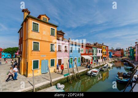 Bâtiments peints de couleurs vives sur le bord du canal à Burano, une petite île de la lagune de Venise, Venise, Italie Banque D'Images