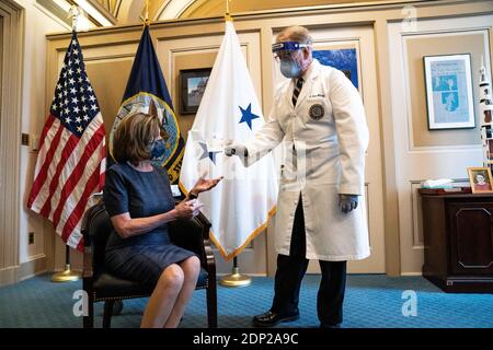 Washington, United States Of America. 18th Dec, 2020. Brian Monahan, the Attending Physician of the United States Congress, gives a medical card to Speaker of the United States House of Representatives Nancy Pelosi (Democrat of California), in the US Capitol Building in Washington DC on December 18th, 2020.Credit: Anna Moneymaker/Pool via CNP | usage worldwide Credit: dpa/Alamy Live News Banque D'Images