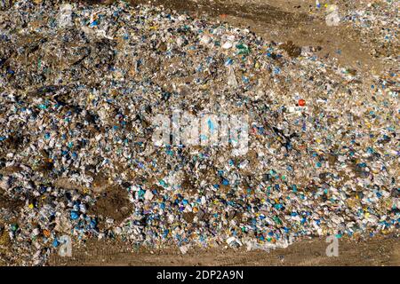 La pollution plastique dans une décharge sanitaire vue aérienne Banque D'Images