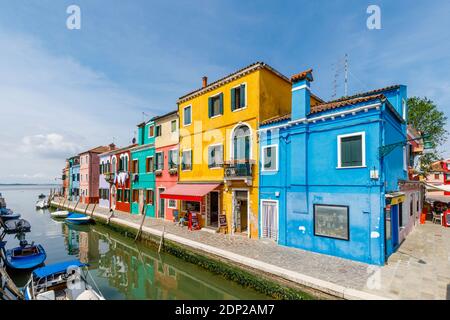 Bâtiments peints de couleurs vives sur le bord du canal à Burano, une petite île de la lagune de Venise, Venise, Italie Banque D'Images