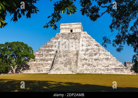 El Castillo ou Temple de Kukulcan, la pyramide emblématique à Chichen Itza, une ville maya pré-colombienne et site archéologique à Yucatan, Mexique Banque D'Images