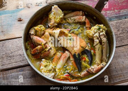 La griffe et les pattes d'un crabe brun, cancer pagurus, qui a été maudit avec des épices et du lait de coco. Angleterre GB Banque D'Images