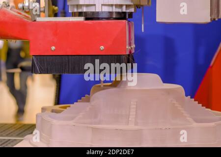 Fraiseuse découpe de pièces en bois à partir de pâte de bois à la technologie AT exposition Banque D'Images