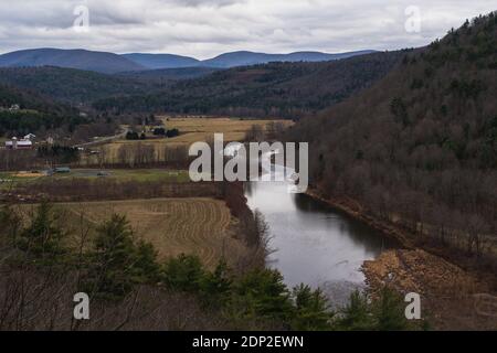 Vue depuis le sommet de Pratt Rocks dans les Catskills Banque D'Images