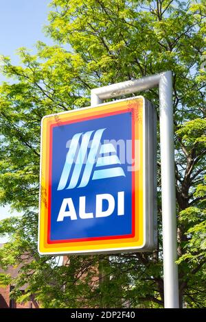 Supermarché Aldi signe, nouvelle route, Stourbridge, West Midlands, England, United Kingdom Banque D'Images