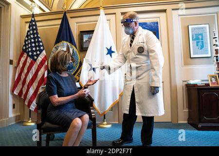 Brian Monahan, médecin traitant du Congrès des États-Unis, remet une carte médicale à la Présidente de la Chambre Nancy Pelosi, D-Californie, dans le Capitole des États-Unis à Washington DC le 18 décembre 2020. (Photo par Anna Moneymaker/Pool/Sipa USA) crédit: SIPA USA/Alay Live News Banque D'Images