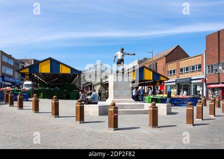 Joueur de Duncan Edwards staue de Market Place, Dudley, West Midlands, England, United Kingdom Banque D'Images