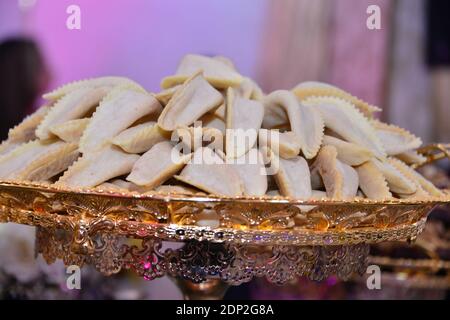 Fresh baked cookies marocain sur un plat traditionnel Banque D'Images