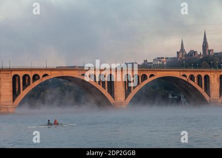 Early Morning Rivers in Skiff sur Potomac River, Key Bridge et Georgetown University in Background, Washington DC, Etats-Unis. Banque D'Images