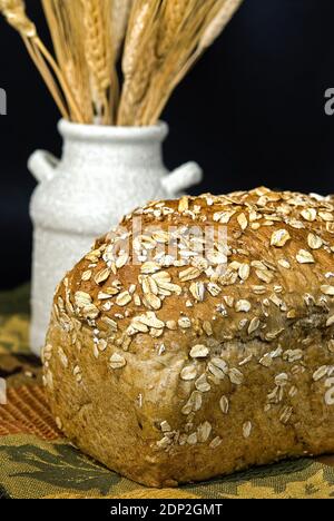 gros plan de pain de blé entier avec tiges de blé vase Banque D'Images