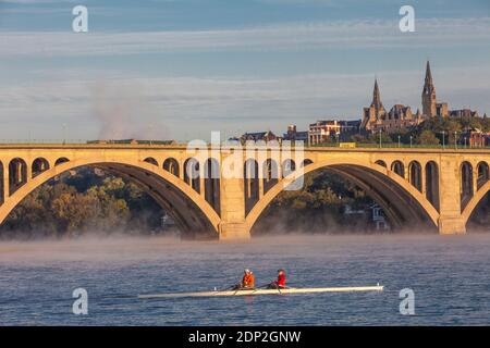 Early Morning Rivers in Skiff sur Potomac River, Key Bridge et Georgetown University in Background, Washington DC, Etats-Unis. Banque D'Images