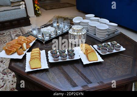 Petit-déjeuner marocain avec jus d'orange (harira), œufs durs et bonbons marocains. Petit déjeuner du ramadan Banque D'Images