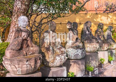 tokyo, japon - novembre 10 2020 : six statues de Jizo bodhisattva assis ou Jizo Bosatsu connues comme protecteurs de voyageurs et enregistrées comme p culturel Banque D'Images