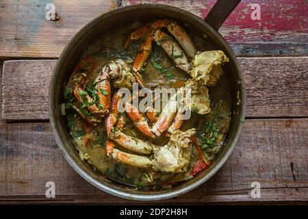 Les pattes d'un crabe brun, le cancer pagurus, qui a été curry avec des épices et du lait de coco. Angleterre GB Banque D'Images