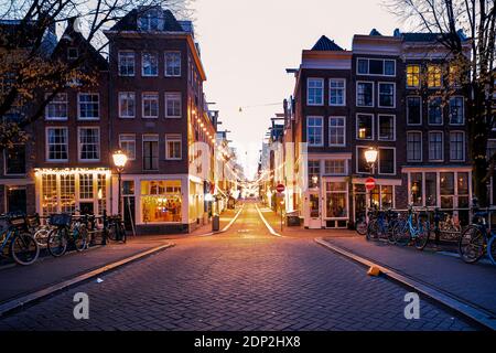 Canaux d'Amsterdam dans la lumière du soir, canaux hollandais à Amsterdam Hollande pays-Bas pendant l'hiver aux pays-Bas. Europe Banque D'Images