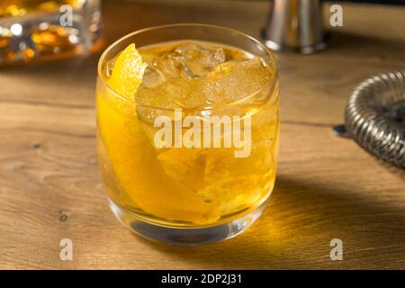 Cocktail de cailles rusty rafraîchissant avec garniture au citron Banque D'Images