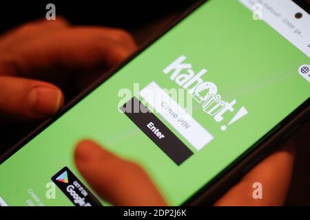 Bucarest, Roumanie - 18 décembre 2020 : faible profondeur de champ avec les mains d'une femme utilisant le site Web/application Kahoot sur un appareil mobile. Banque D'Images
